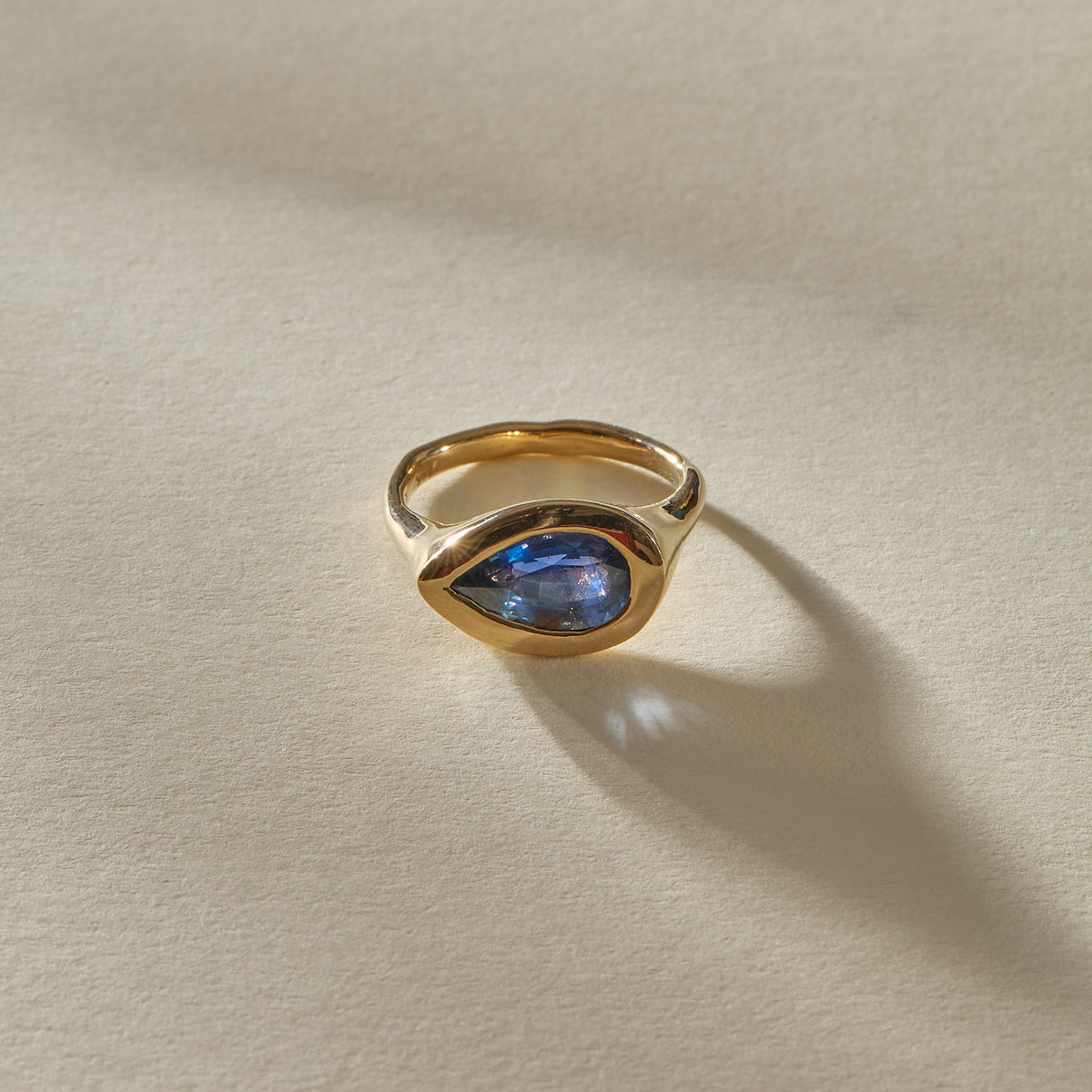 Umba Sapphire Signet Ring