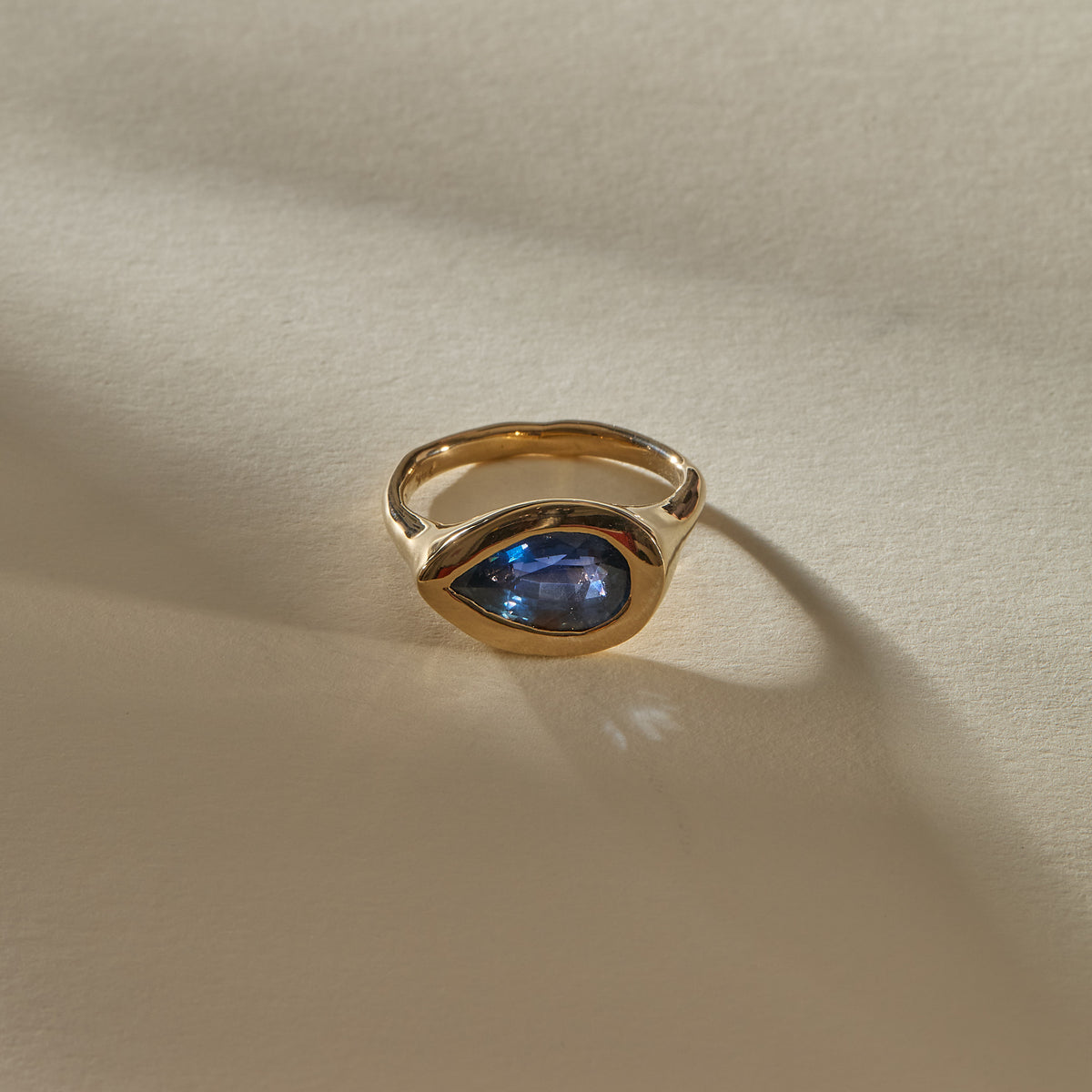 Umba Sapphire Signet Ring