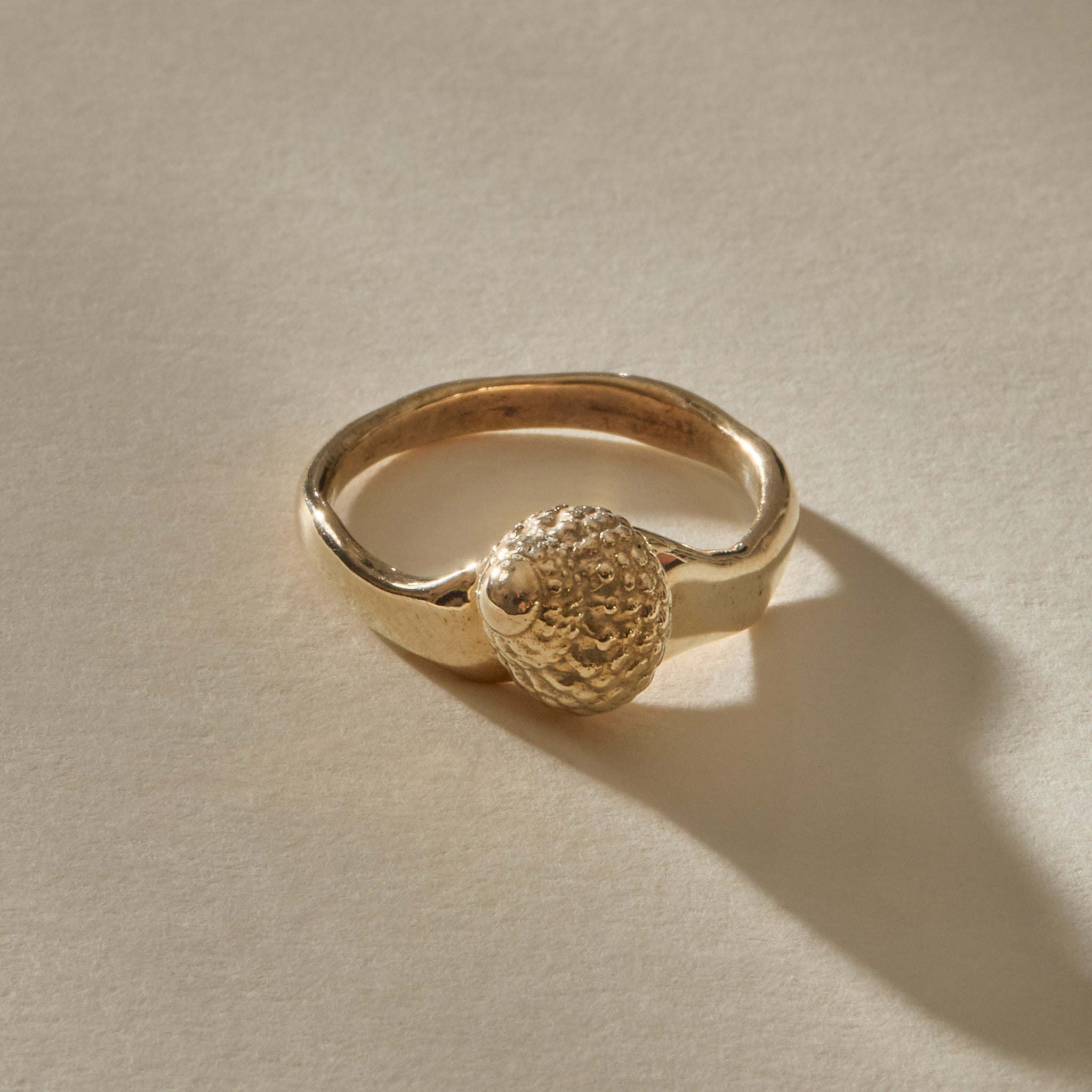 Maré Ring in solid recycled gold, front view