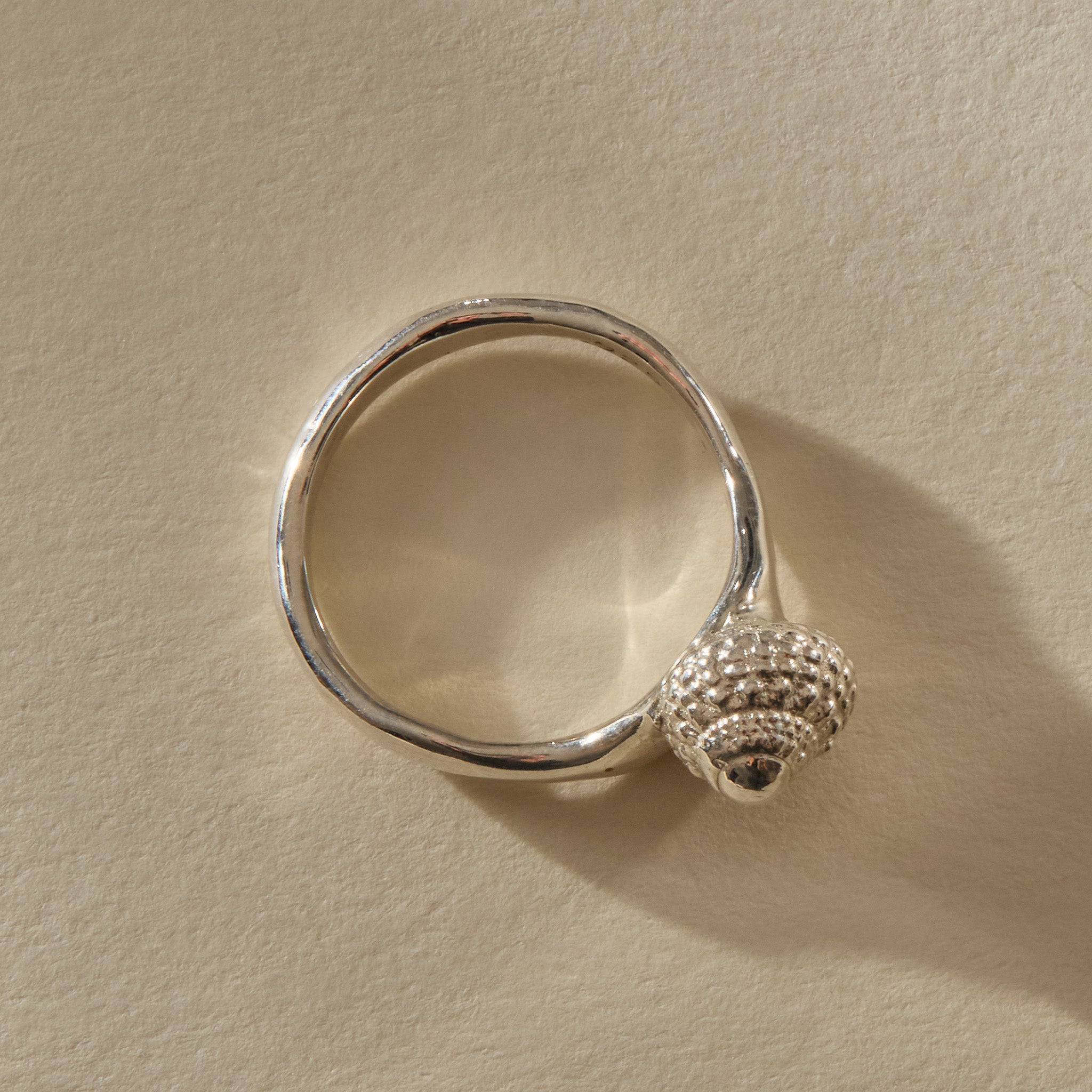 Maré Shell Ring in recycled sterling silver, a hand-cast textured seashell set to one side of an organic band.