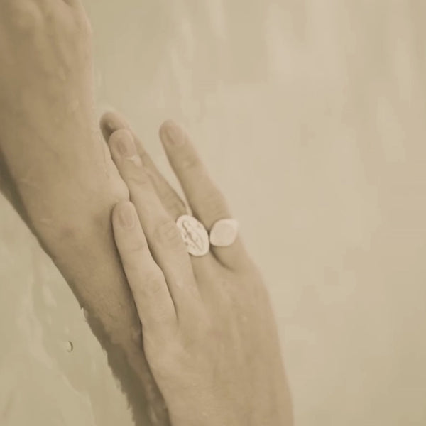 Venus Signet Ring | Gold